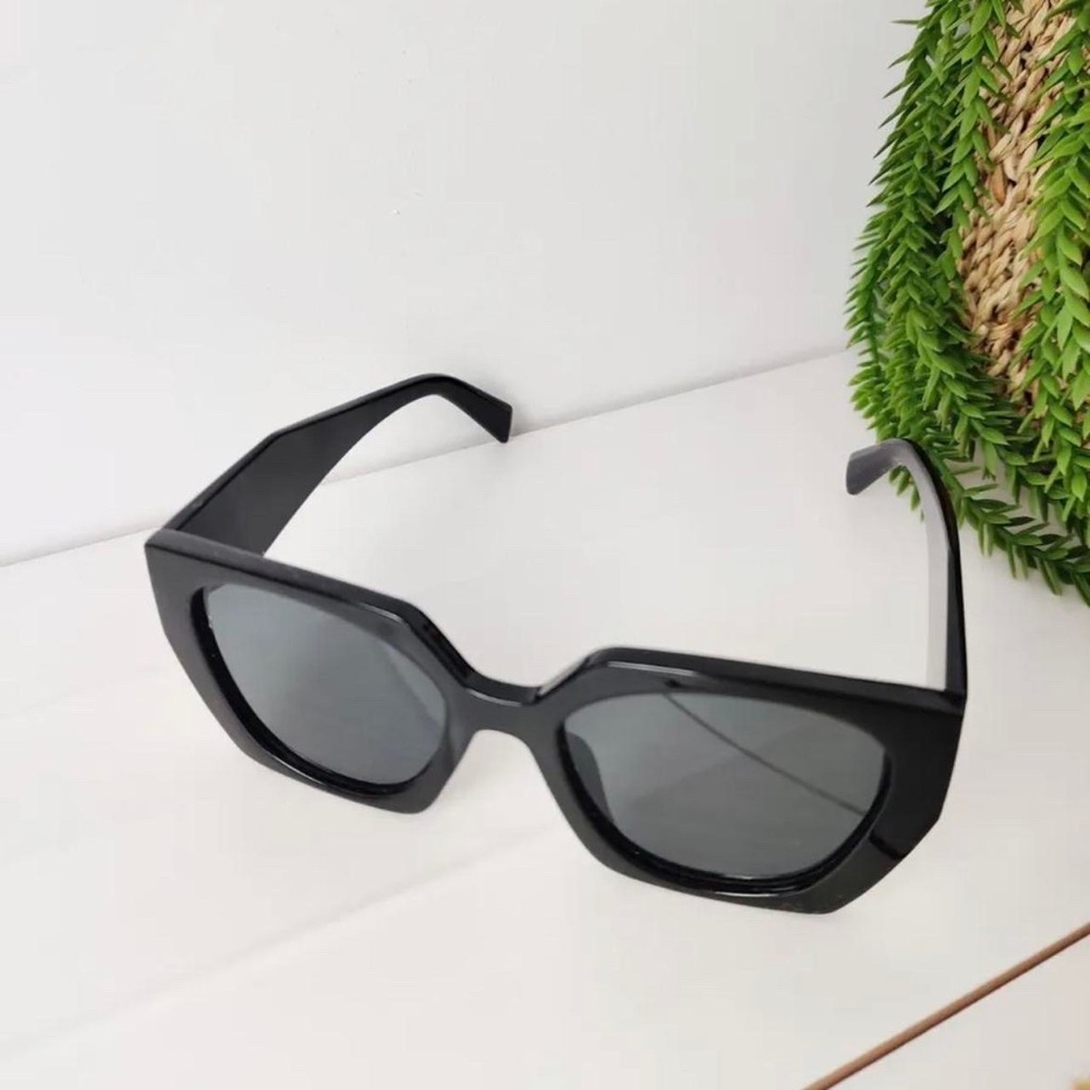 BNWOT Women's Black Frame Square Cateye Sunglasses Retro Funky Shades Festival - Picture 1 of 4